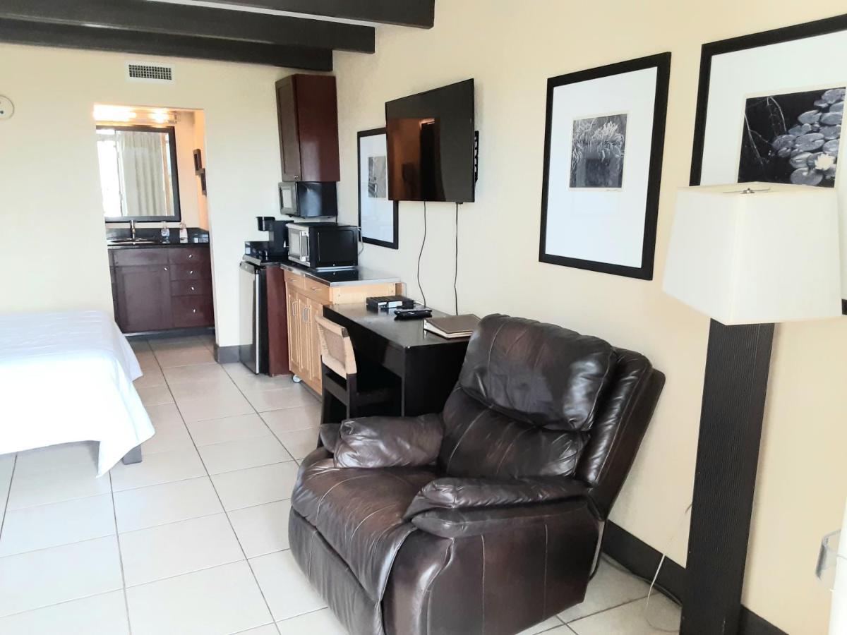 Charming One Bedroom Resort-Style Studio With Pool And Beach Access Ръскин Екстериор снимка